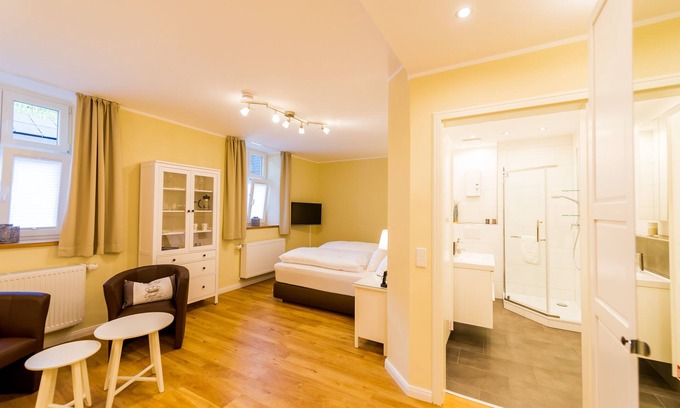 Uerzig Apartamento | Ap 3 - Würzgarten-Junior Suite con salón-Superior-Baño Privado-Vineyard view