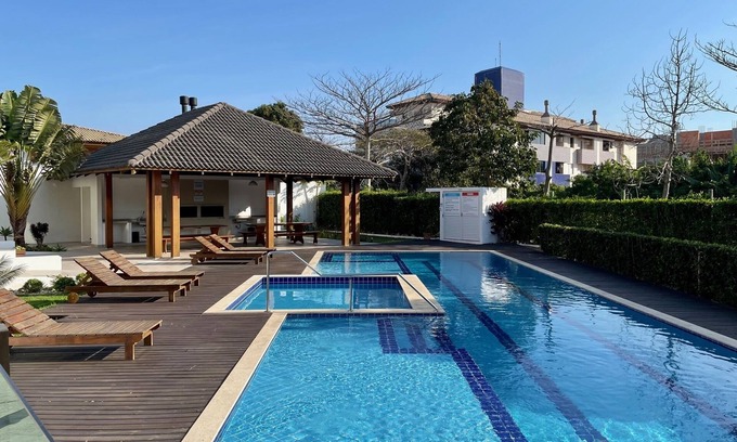 Ingleses Centro Apartamento | Apenas 3 Minutos do Mar com Piscina Incrível