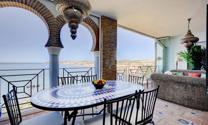 Bahia de Casares Apartamento | Apartamento "Penthouse La Perla de la Bahia 3" con vistas al mar, piscina compartida y Wi-Fi