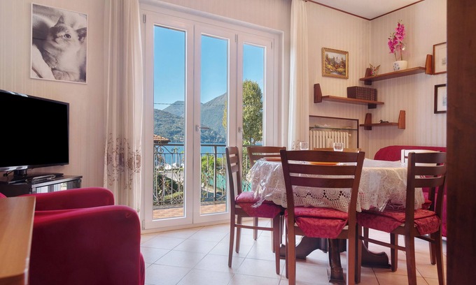 Maccagno Apartamento | Apartamento 'Casa Rosanna - Vista Lago' con vistas al lago, jardín compartido y balcón