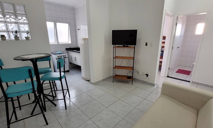 Mongagua Apartamento | Apartamento moderninho, com sacada de frente para o mar. Sala bem iluminada.