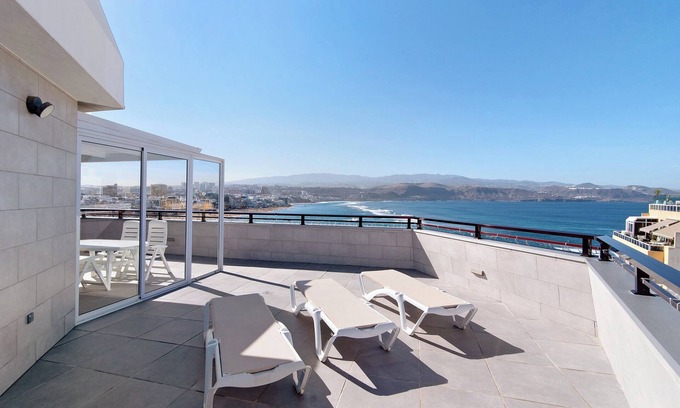 Las Palmas de Gran Canaria Apartamento | Apartamento "Ático Delux 80" con vistas al mar, WiFi y terraza en la azotea