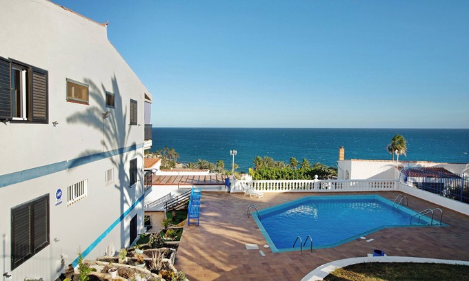 Playa del Aguila Apartamento | Apartamento Sol Del Sur con vistas al mar, piscina, Wi-Fi y jardín