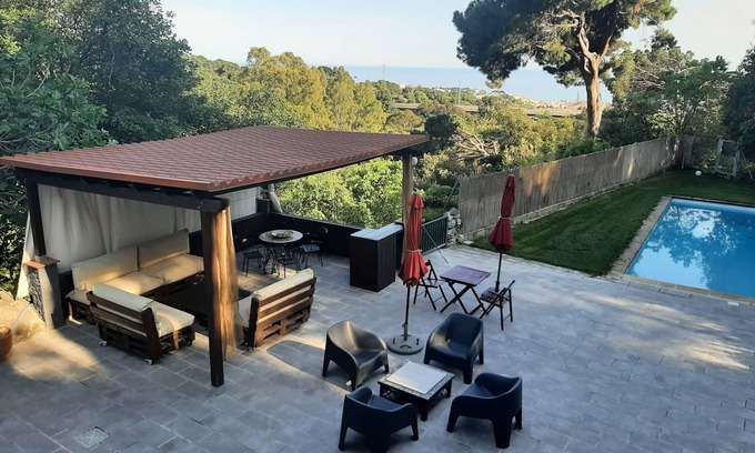 Canet de Mar Casa | Apartamento rural con jardín, piscina y wifi, con vistas al mar para 4 personas