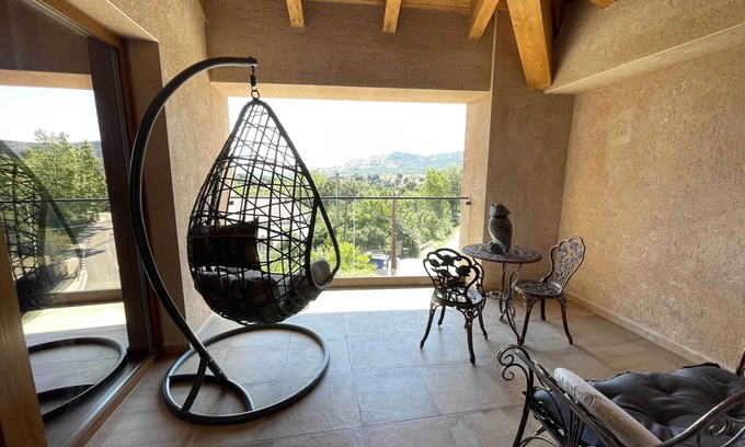 Montejo de la Sierra Apartamento | Apartamento de vistas privilegiadas a la Reserva de la Biosfera y exquisita decoración ecléctica.