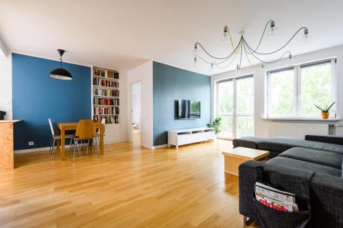Bemowo Apartamento | Apartament 100m2 - 2 sypialnie, 2 łazienki, salon, kuchnia, taras, WiFi, rowery