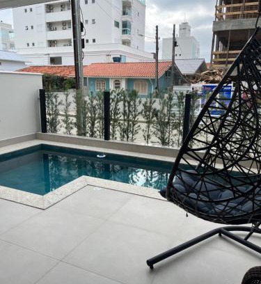 Governador Celso Ramos Apartamento | Apartamento com piscina a 100 metros da praia