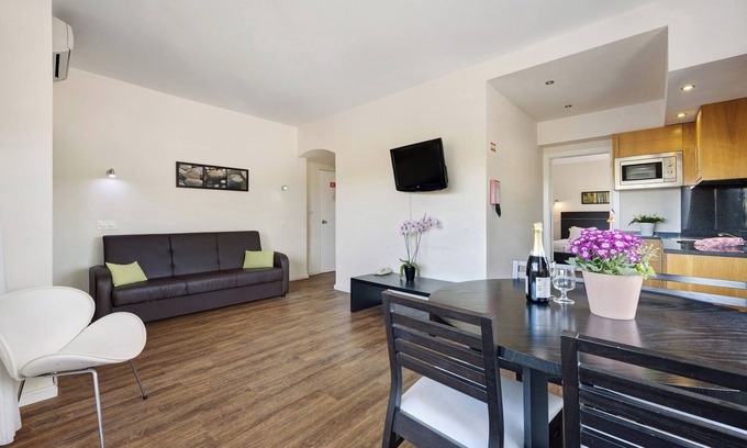 Torralta Apartamento | Apartamento 'T1 Atlántico' con vistas a la montaña, piscina, balcón y Wi-Fi