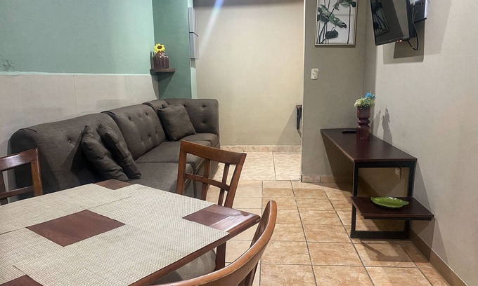San Pedro Sula Apartamento | Apartamento 1 hab, 2 camas, cocina, sala y parqueo (apta para familias).