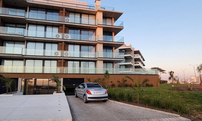 Punta del Este Apartamento | Apartamento con terraza frente a la playa. Parada 27 mansa