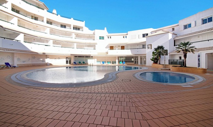 Armacao de Pera Apartamento | Apartamento Nautilus con vistas al mar, piscina, Wi-Fi, aire acondicionado y jardín
