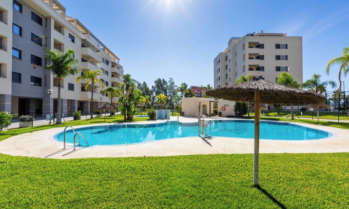 Torre del Mar Apartamento | "Apartamento Playa Marinsa" piscina compartida, aire acondicionado, balcón, wifi; aparcamiento