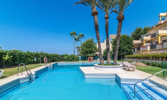 Nikki Beach Apartamento | Apartamento Romana Playa con terraza, piscina compartida, aire acondicionado y Wi-Fi