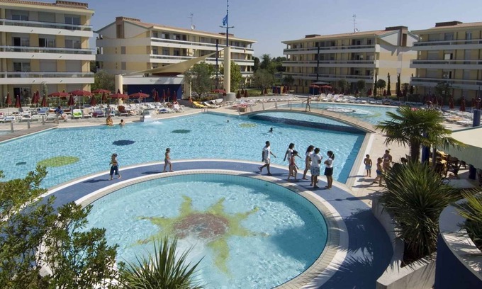 Bibione Condominio | Apartamento vacacional con un tobogán de agua y zona de la piscina