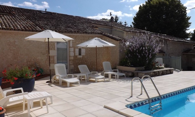 Bellevigne Apartamento | Apartement Ruisseau - una propiedad luminosa y ventilada al lado de la piscina.