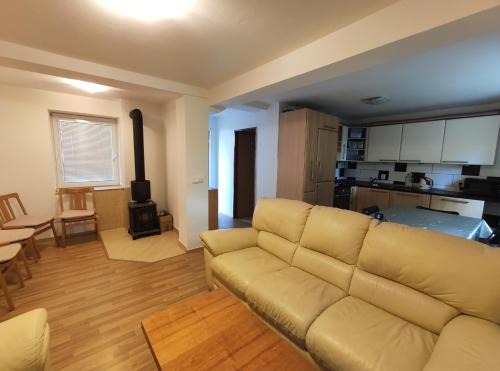 Hulin Apartamento | Apartmán Hulín, Chrášťany - bílý