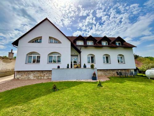 Pernstejnske Jestrabi Apartamento | Apartmány Maňová