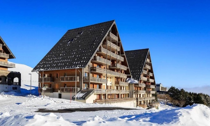 Besse-et-Saint-Anastaise Apartamento | Apartment with garage, pool and wifi, 4th floor of a tourist residence