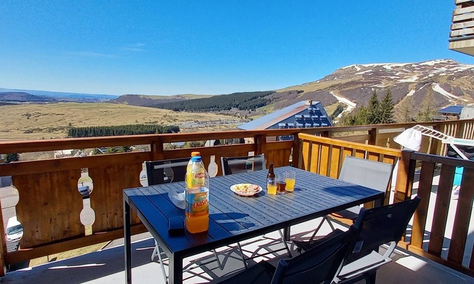 Besse-et-Saint-Anastaise Apartamento | Apartment 4/6 pers Located on the heights of Super-Besse