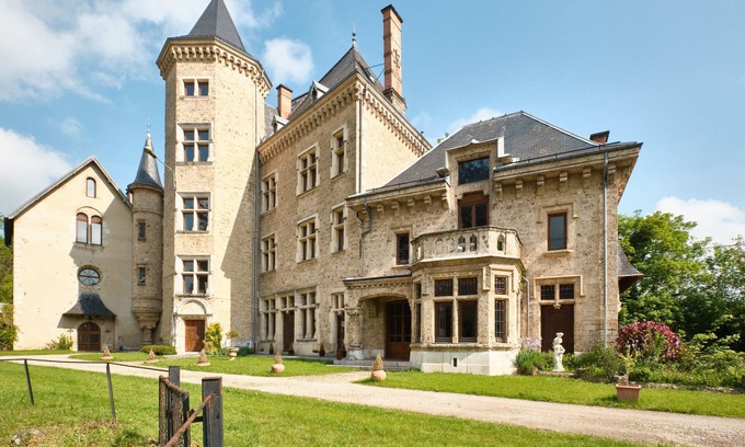 Saint-Geoire-en-Valdaine Apartamento | Apartamento 'Gîte Du Château St Geoire Véronique' con jardín compartido