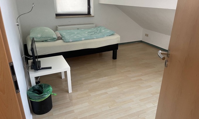 Fuldabruck Apartamento | Apartamento-Estándar-Baño Privado-Vista al campo-Dachgesch.2 Einzelzimmer
