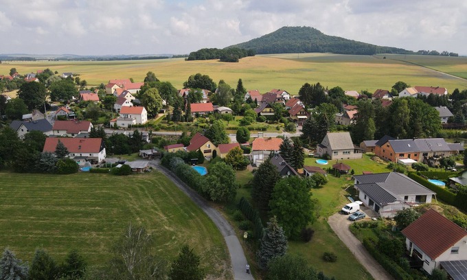 Markersdorf Apartamento | Apartamento 'Ferienwohnung Sonnenblume 1' con vistas a la montaña, balcón y Wi-Fi