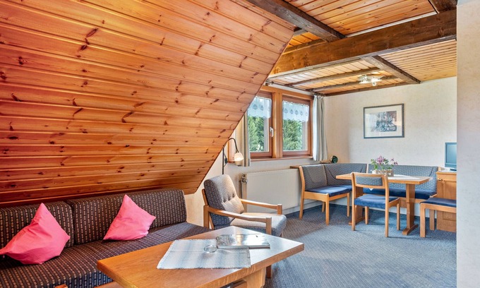 Schonach im Schwarzwald Apartamento | Apartment 'Waldblick' with Shared Pool, Shared Garden and Wi-Fi