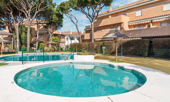 Poblado Sancti Petri Apartamento | Apartamento cerca de la playa con Wi-Fi, Aire Acondicionado, Piscina, Terraza y Balcón