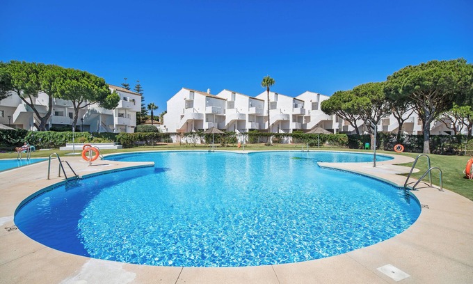 Poblado de Sancti Petri Apartamento | Apartamento 'Maria Del Mar Sea' con piscina compartida, Wi-Fi y aire acondicionado