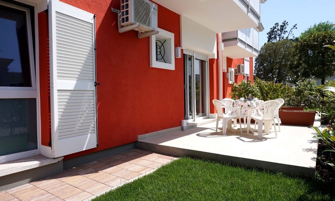 Porto Santa Margherita Apartamento | Apartamento moderno con jardín privado.