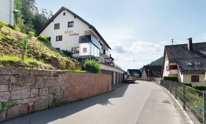Bad Teinach-Zavelstein Apartamento | Apartamento 'Haus Erika' con terraza privada, jardín compartido y Wi-Fi