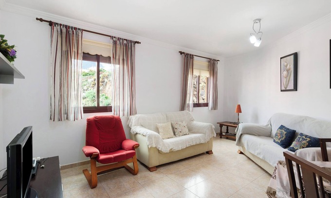 Santa Cruz de la Palma Apartamento | Apartamento 'Los Girasoles' con vistas al mar, balcón y Wi-Fi