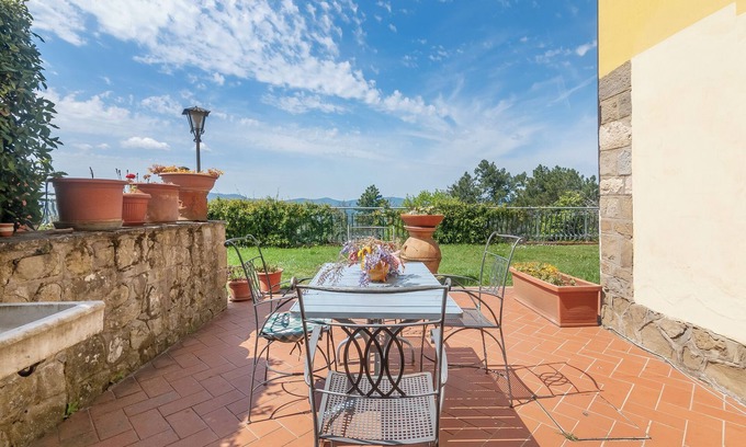 Castelfranco Piandisco Otro | Apartamento 'La Tavernetta' con piscina compartida, terraza privada y Wi-Fi