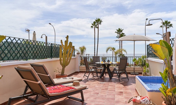 Nerja Apartamento | Apartamento '1ª Línea Burriana, Nerja' con vistas al mar, Wi-Fi y aire acondicionado.