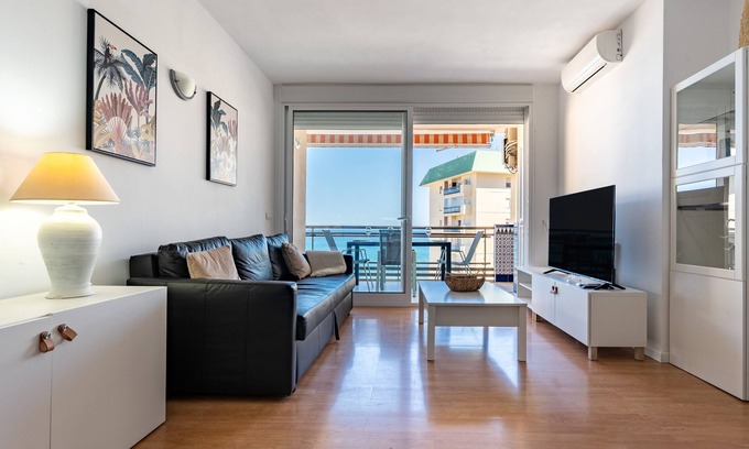 Fuengirola Apartamento | Apartamento '2 Bed 1 Bath Very Bright Apt' con vistas al mar, Wi-Fi y aire acondicionado
