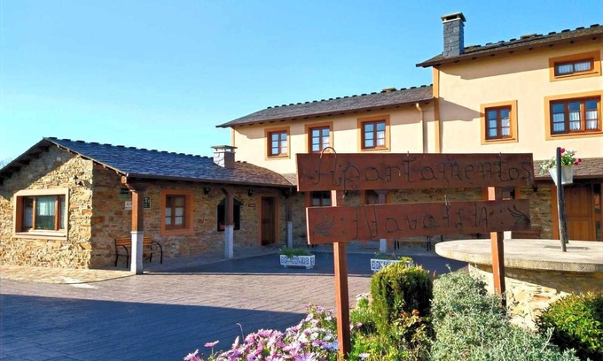 Serantes Apartamento | Apartamento 2: Con porche, piscina y jardín