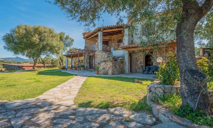 Arzachena Apartamento | Apartamento "2 en Villa en Campagna" con vistas a la montaña y piscina compartida