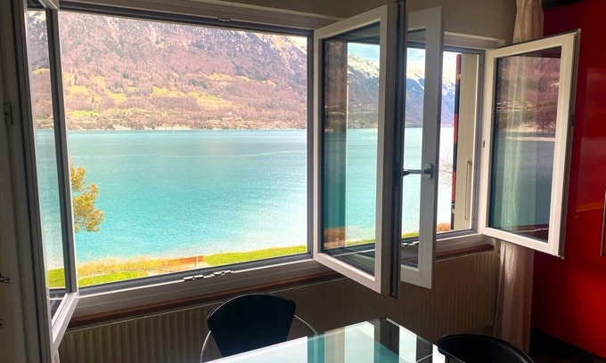 Boenigen Apartamento | Apartment 2. Lakeside property. Amazing Views, balcony & garden.