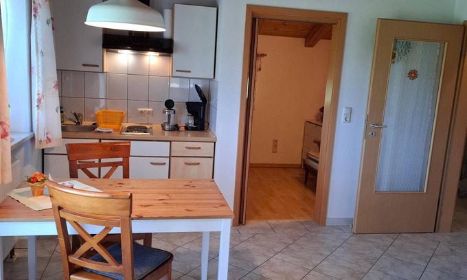 Frasdorf Apartamento | Apartamento hasta 3 adultos, 35 m2, 1. Piso, balcón, sala de estar / dormitorio con cama doble, 1 habitación para 1 persona, TV vía satélite