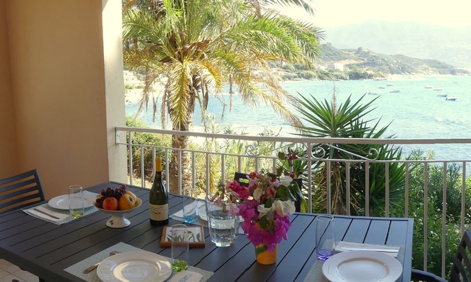 Tiuccia Apartamento | APARTMENT (4Rooms) IMPRENABLE VIEW "PIEDS DANS L'EAU N°5 (sleeps 4 to 8)