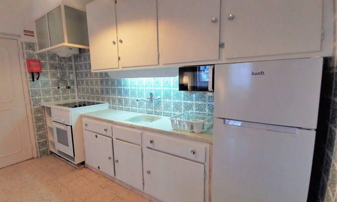 Paco De Arcos Apartamento | Apartment 5 minutes from the beach - up to 4 cars. 30mn from Lx