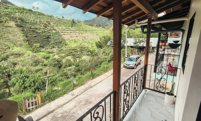 Jardin Apartamento | Apartamento a 5 minutos del parque con vista a las montañas.