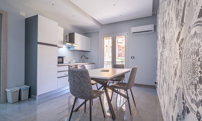 Chianchitta-Pallio Apartamento | Apartamento "A Due Passi dal Mare" con vistas a la montaña, balcón y Wi-Fi