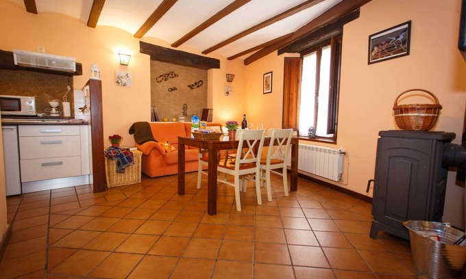 Robregordo Apartamento | El apartamento A tiene un dormitorio, chimenea y se encuentra en la planta baja