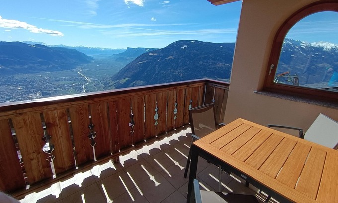 Lagundo Apartamento | Apartment 'Adlerhorst' with Mountain View, Shared Garden and Wi-Fi