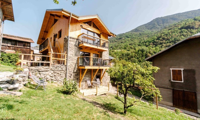 La Perriere Apartamento | Apartamento 'Agréable 3 Étoiles App 4' con vistas a la montaña, Wi-Fi y aire acondicionado