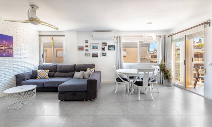 Canet de Berenguer Apartamento | Apartamento 'Amplio Canet' con piscina compartida, Wi-Fi y aire acondicionado
