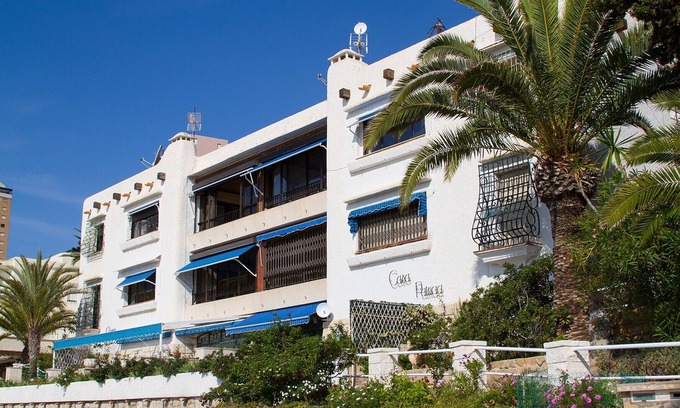 Cala Apartamento | Apartamento en una casa con estacionamiento individual, directo en la playa