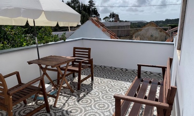 Carvoeira Apartamento | Apartamento 'Andar Tranquilo Entre Lisboa-sintra' con vistas a la montaña, terraza privada y Wi-Fi
