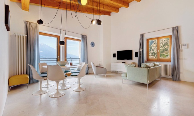 Limone sul Garda Apartamento | Apartamento 'Antea' con vistas al lago, Wi-Fi y aire acondicionado